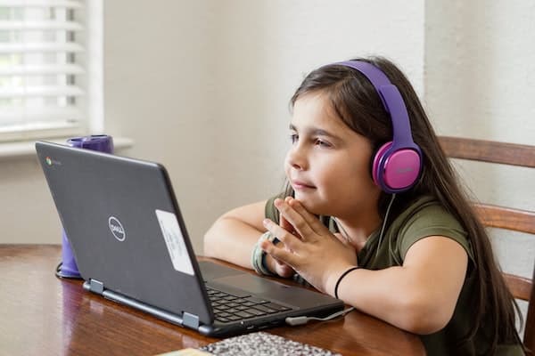 Girl with laptop. Photo by Thomas Park.